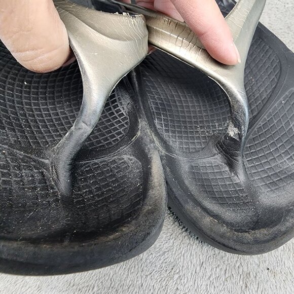 Oofos Shoes Womens 8 Gold Black Oolala Thong Comfort Recovery Sandals *Read* - Picture 11 of 13